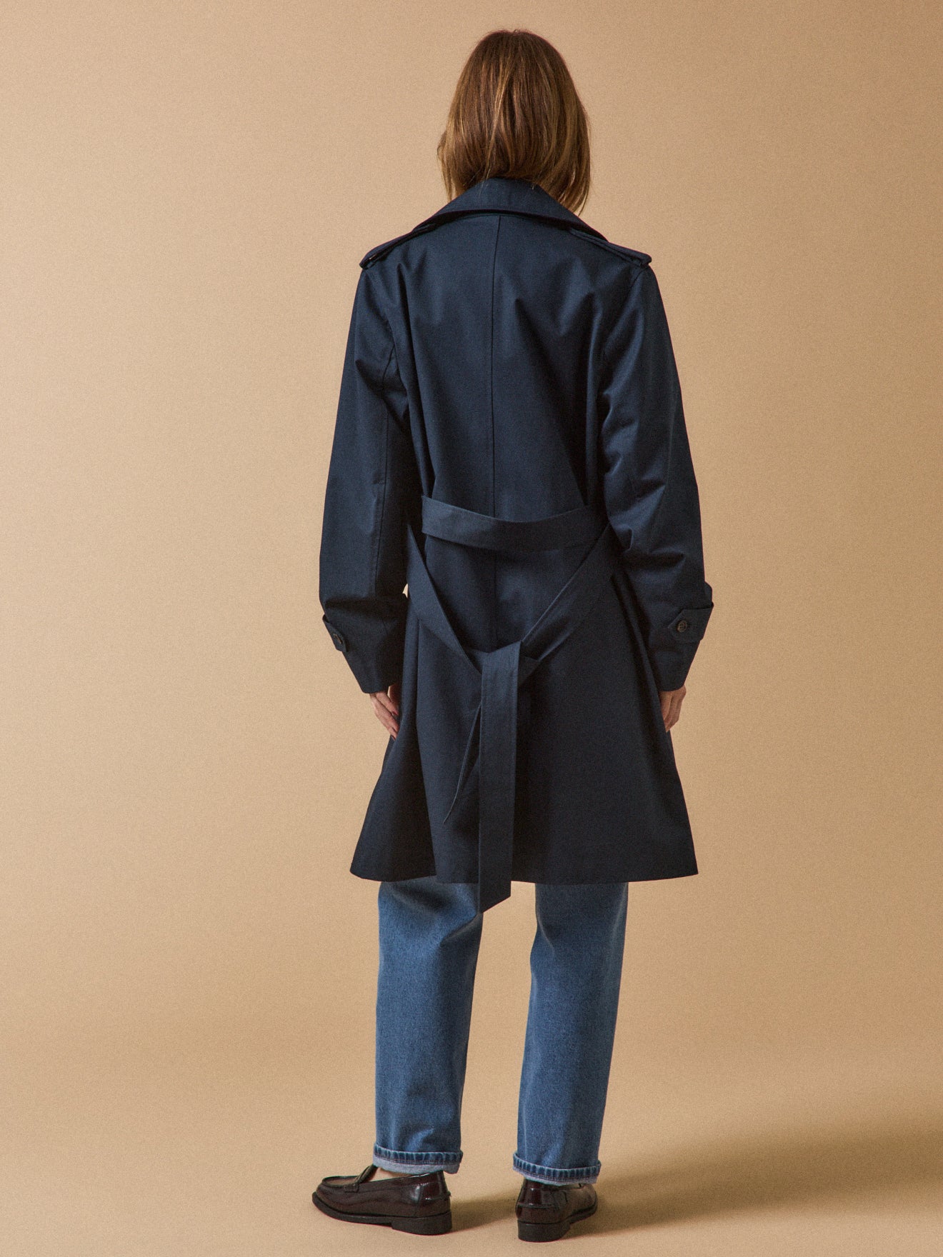 Women's long organic cotton trench coat with notched lapels - Image 2