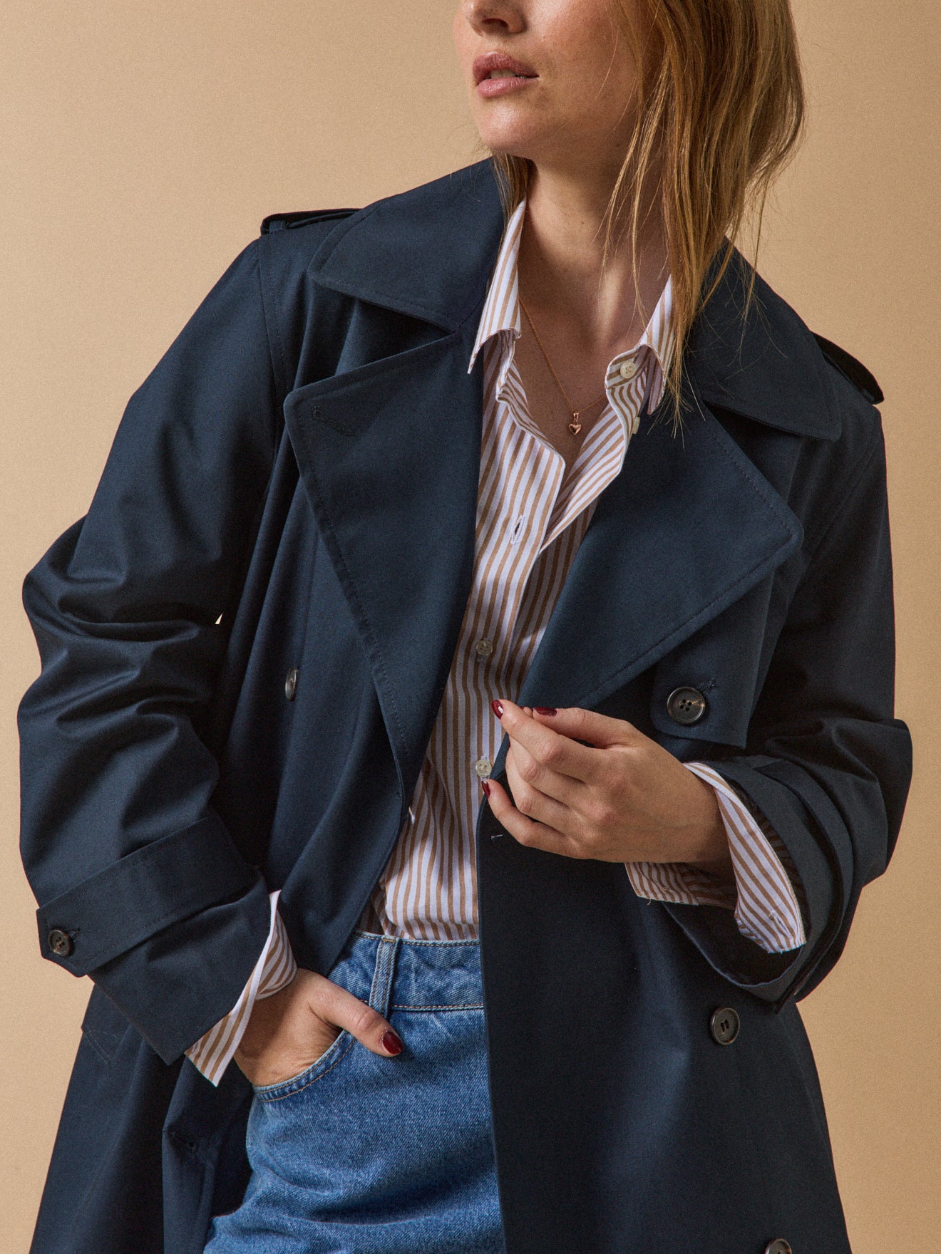 Women's long organic cotton trench coat with notched lapels - Image 4