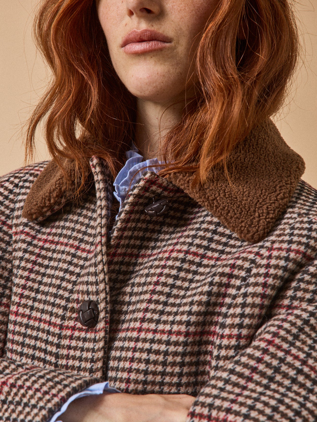 Women's short checked woolen coat with faux-fur lining - Image 3