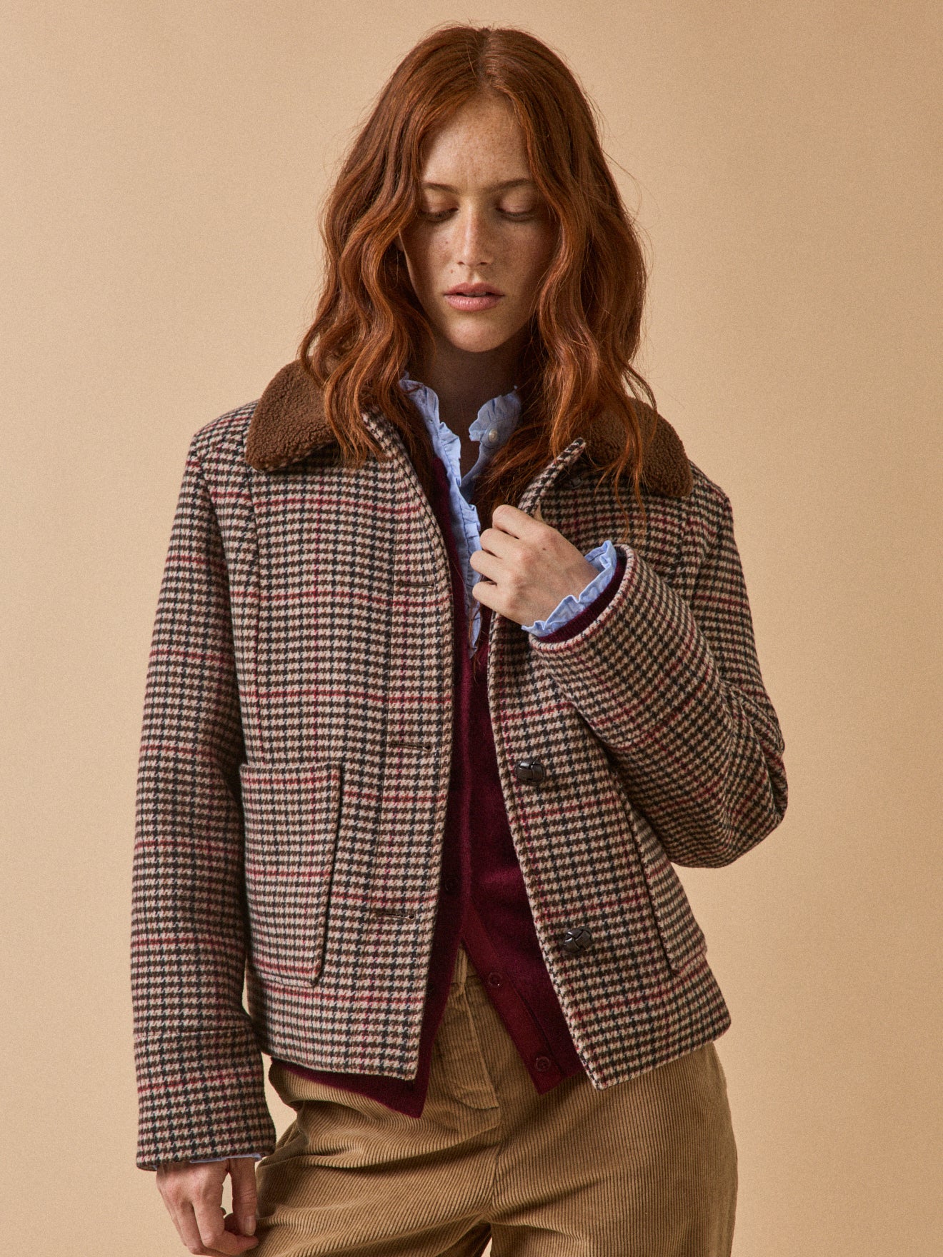 Women's short checked woolen coat with faux-fur lining