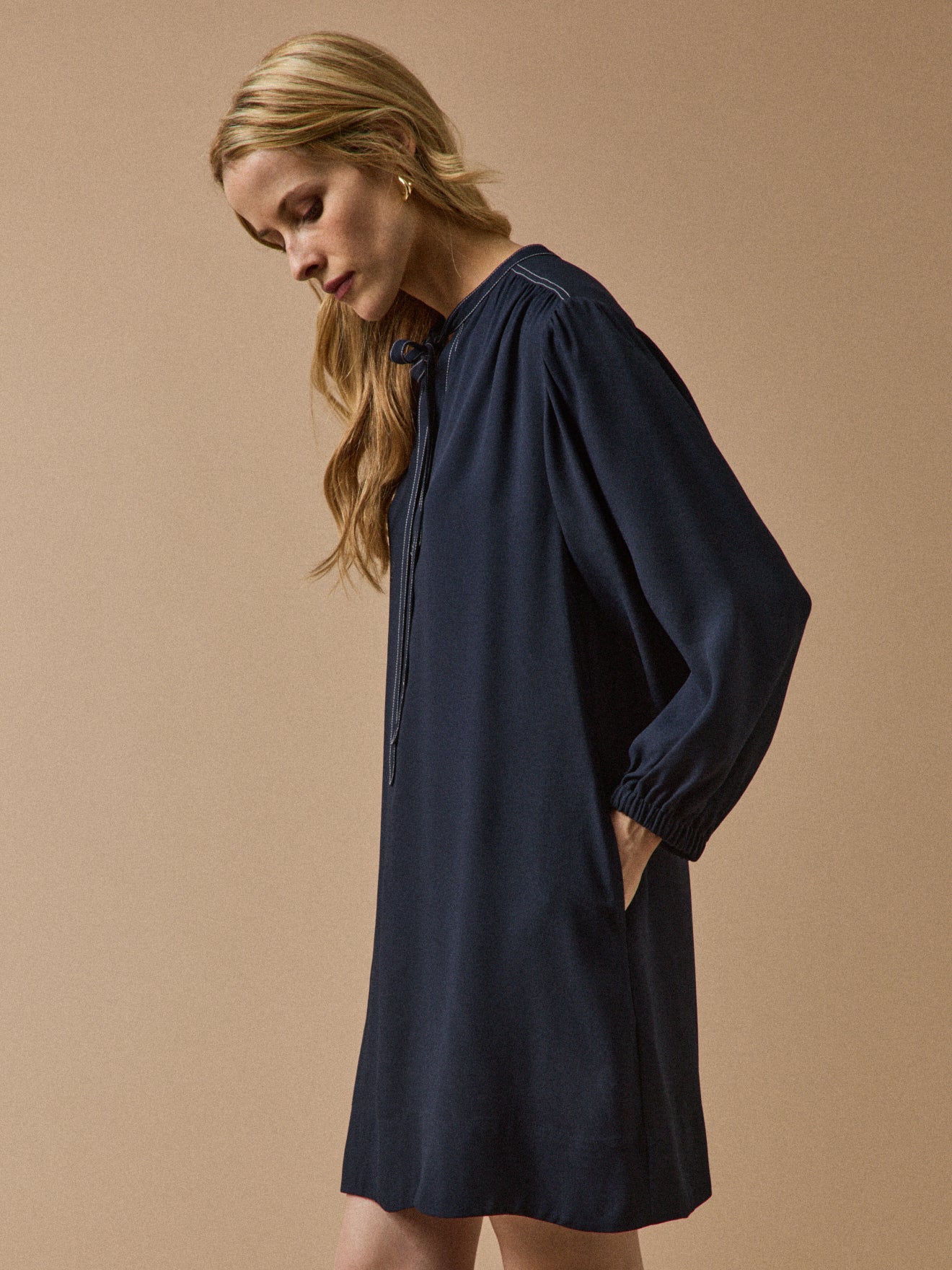 Women's short, plain crepe sheath dress - Image 2