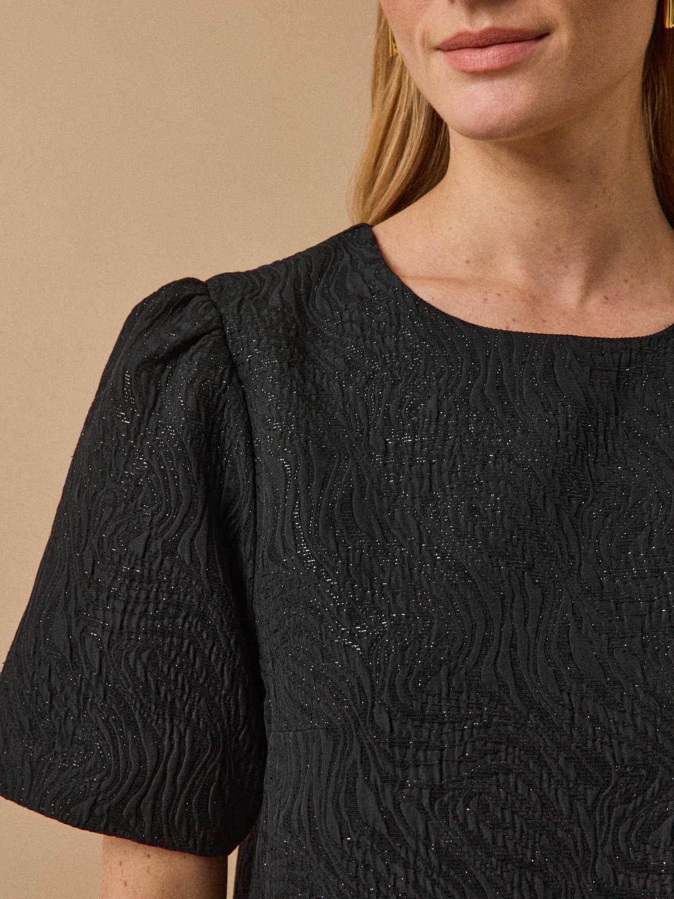 Women's short textured jacquard dress - Image 3