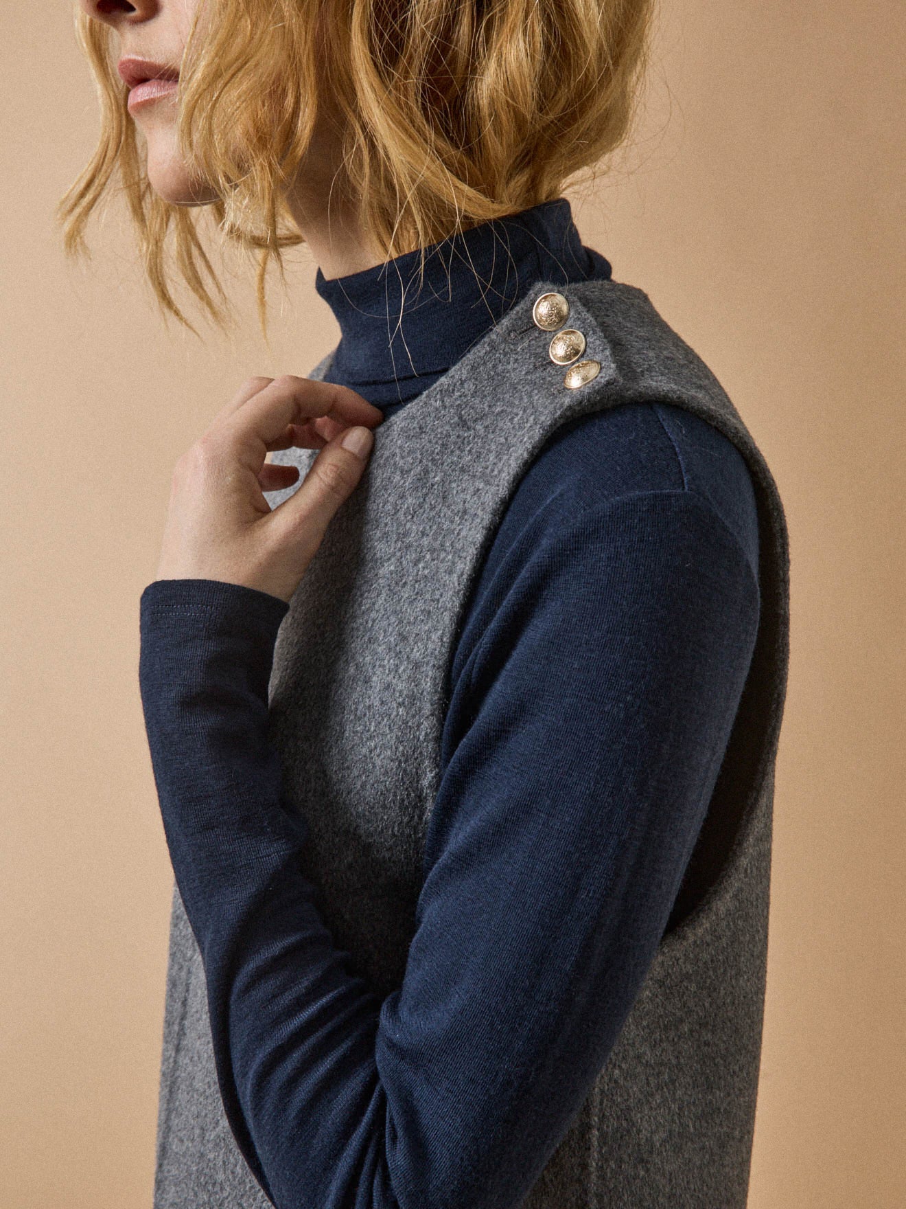 Women's short sleeveless dress in a double-sided woolen fabric - Image 4