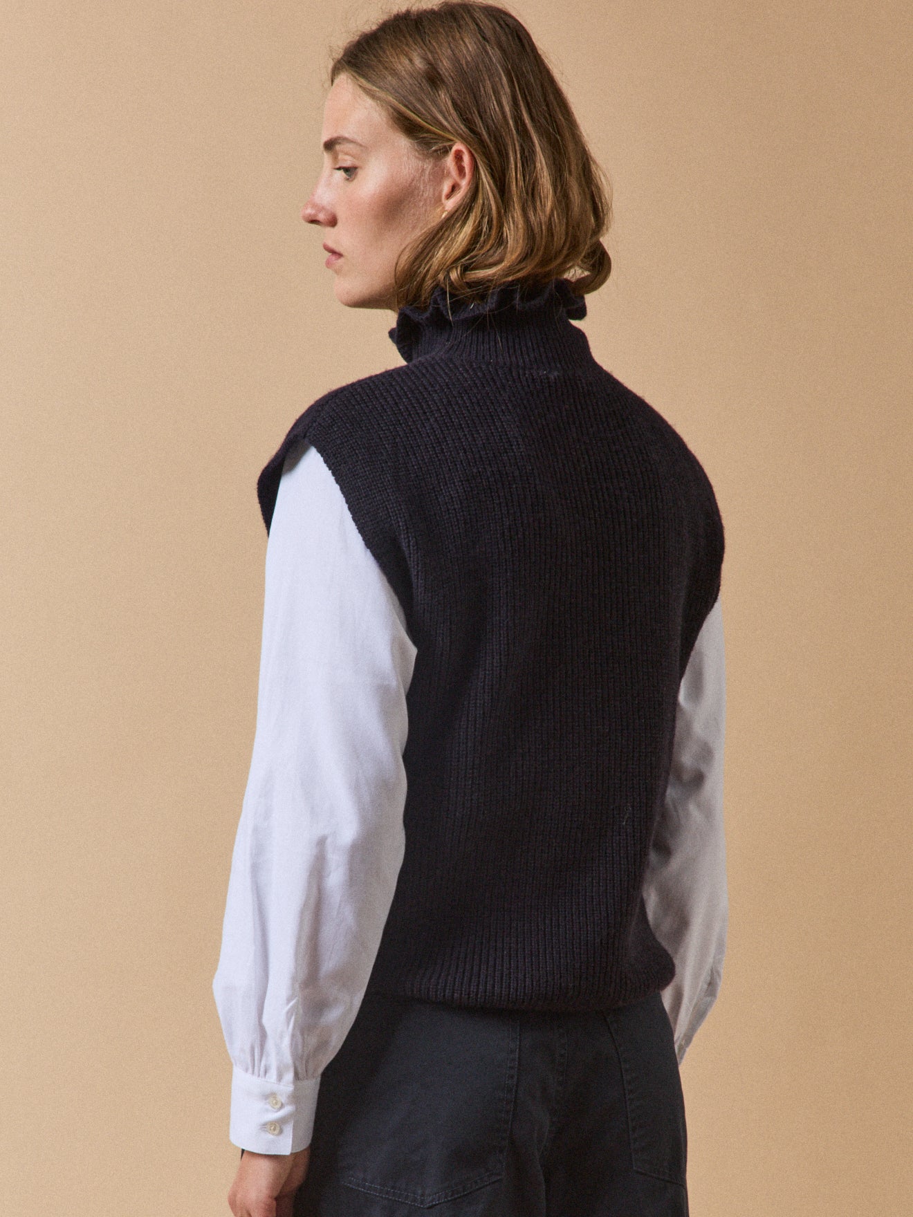 Women's sleeveless sweater with ruffled neckline - Image 2