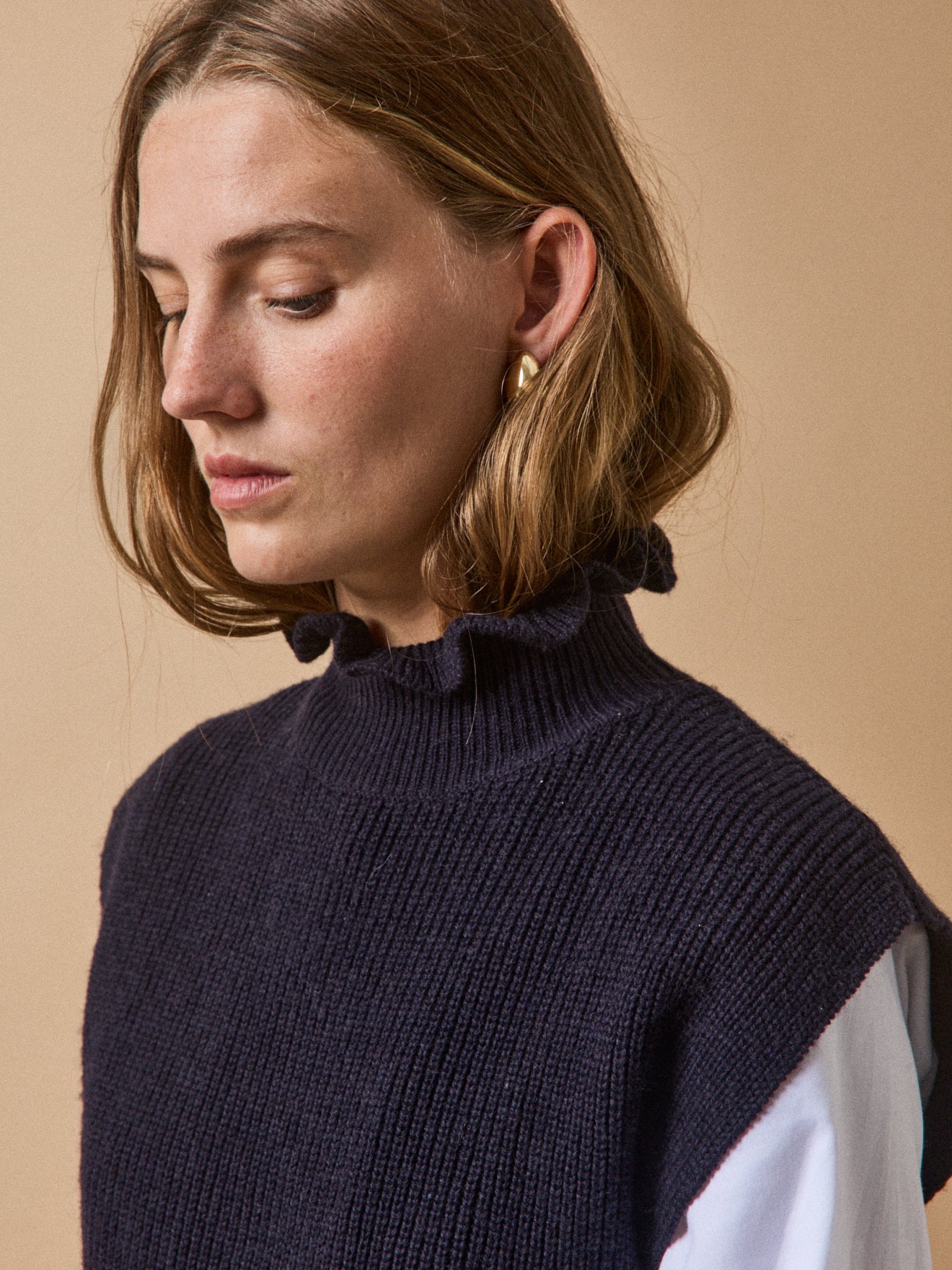 Women's sleeveless sweater with ruffled neckline - Image 3