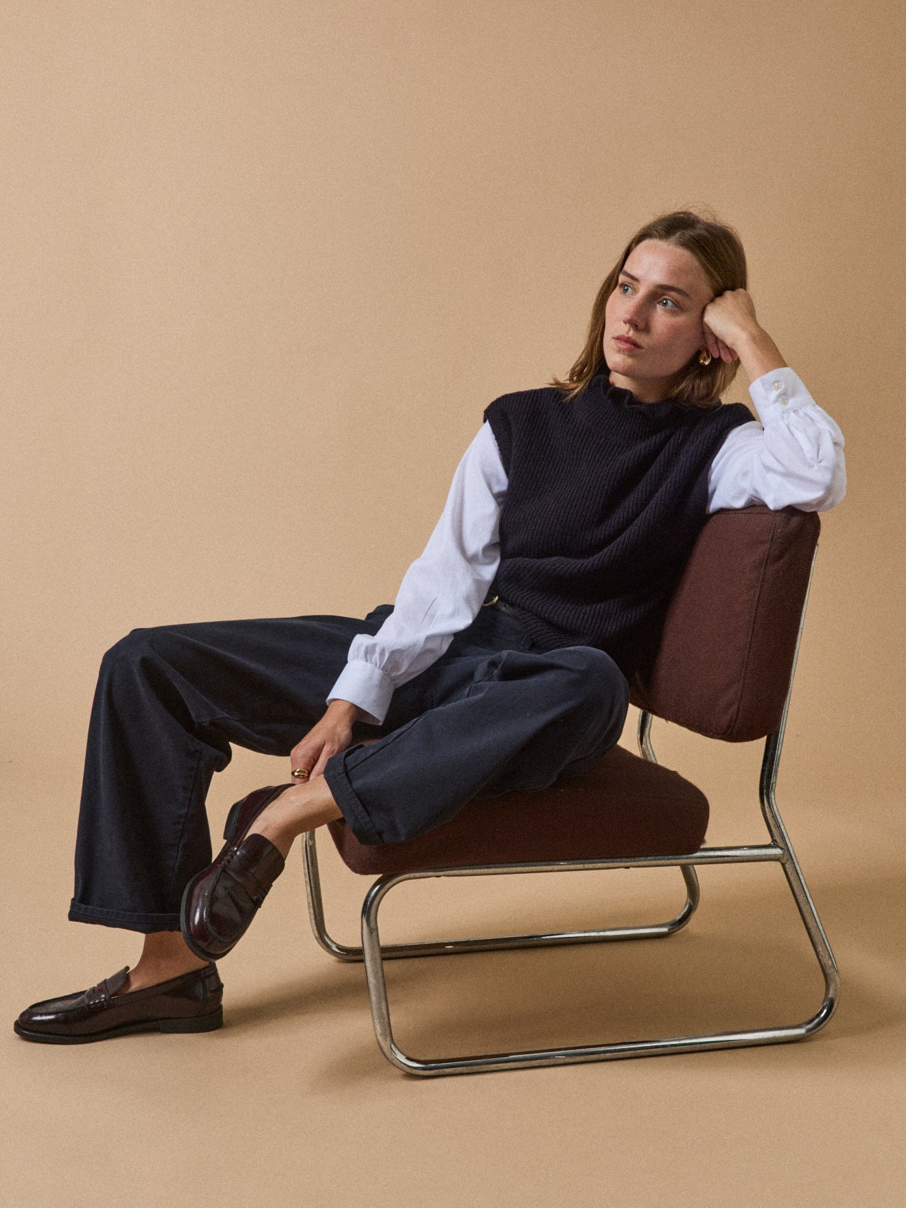 Women's sleeveless sweater with ruffled neckline - Image 7