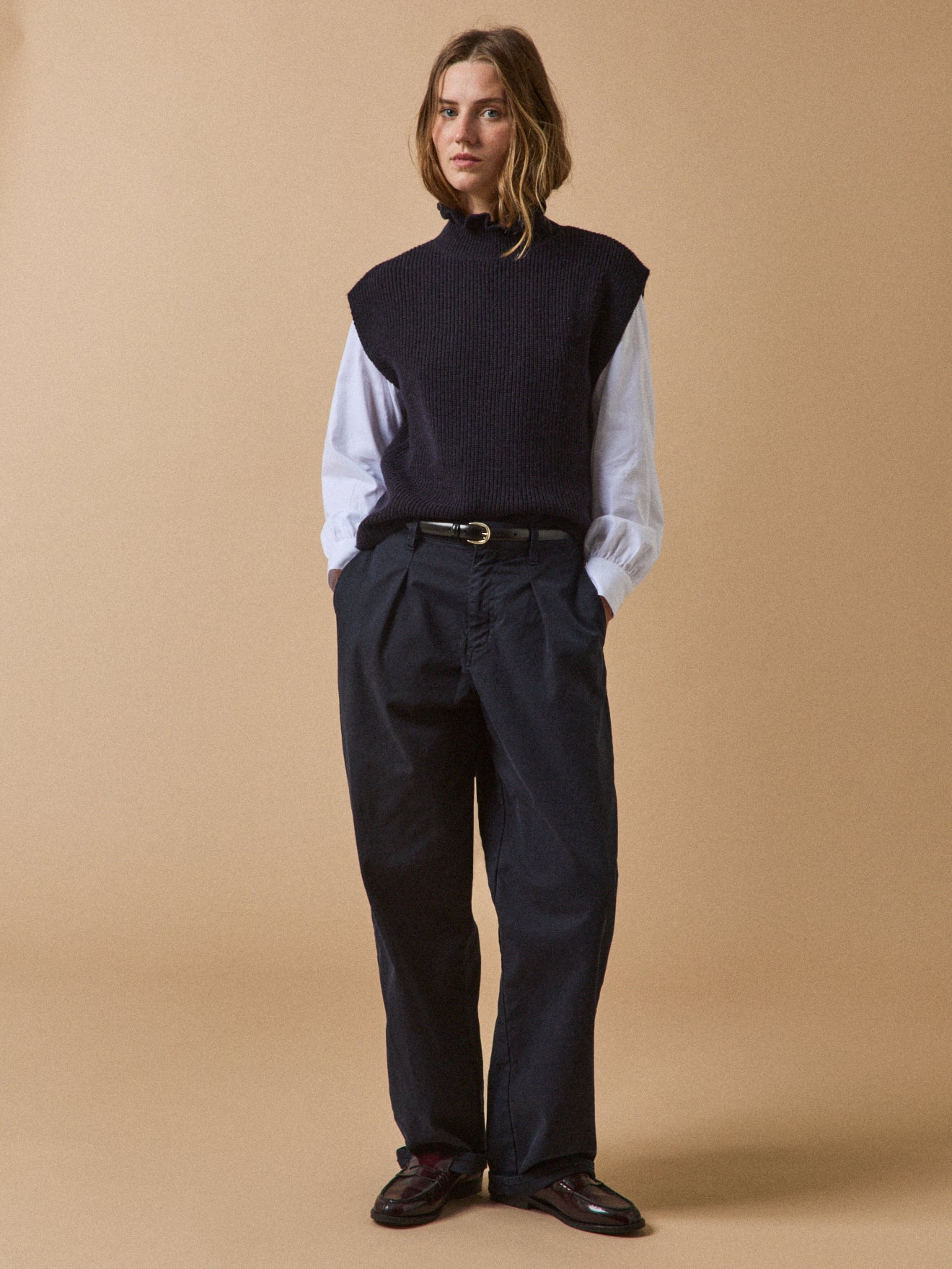 Women's sleeveless sweater with ruffled neckline - Image 8