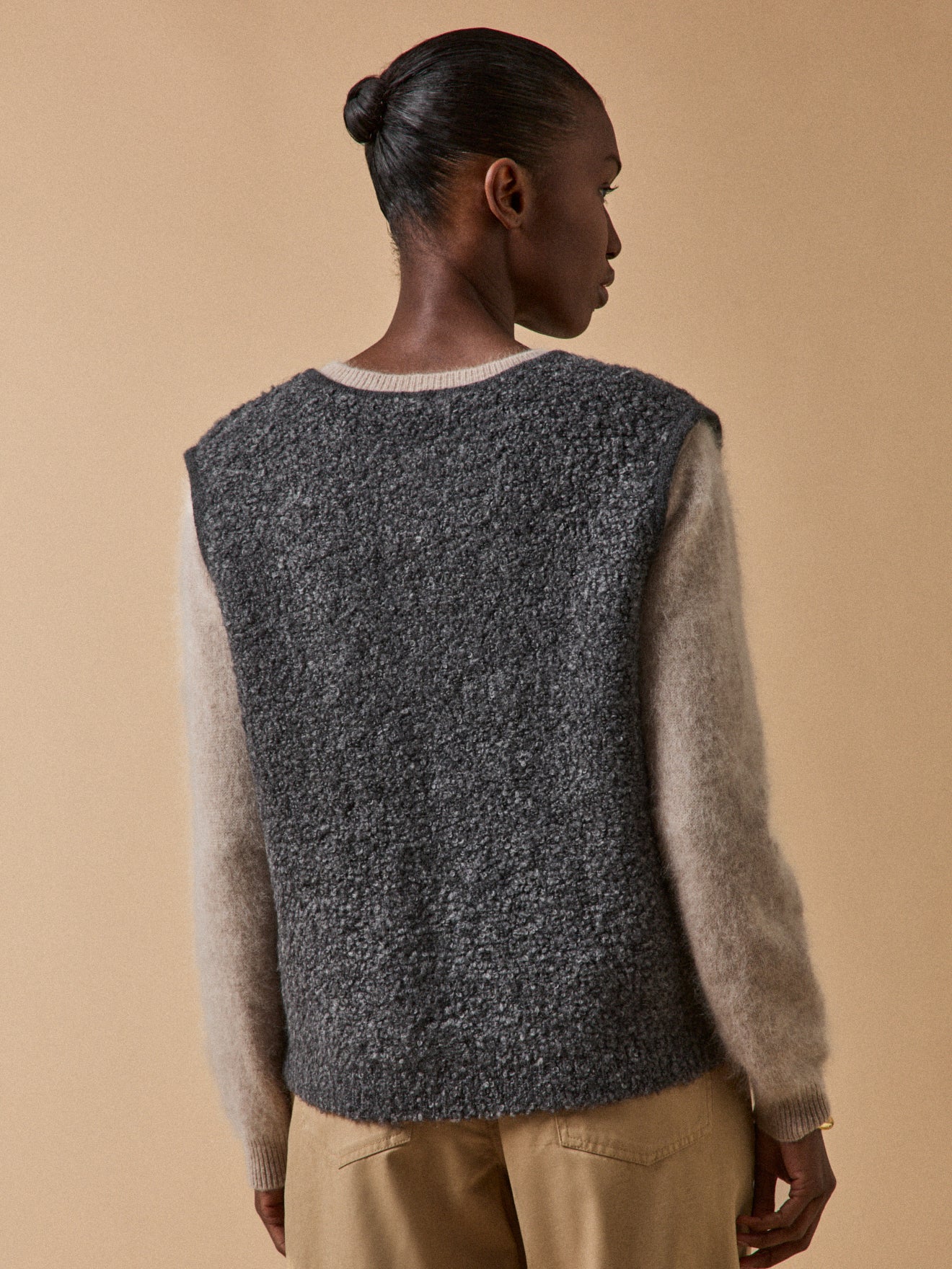 Women's sleeveless bouclé knit sweater - Image 2