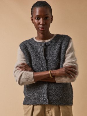 Women's sleeveless bouclé knit sweater