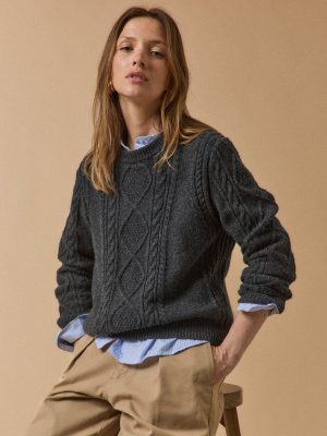 Women's cable-knit round-neck sweater